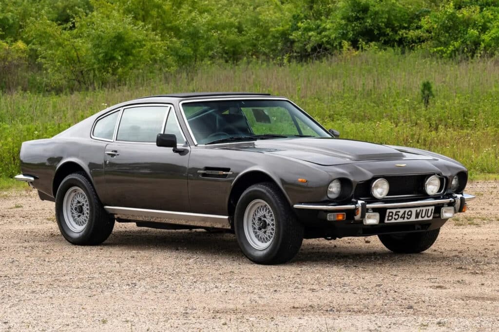 , L’Aston Martin V8 cracheur de feu de James Bond pourrait rapporter 1,8 million de dollars