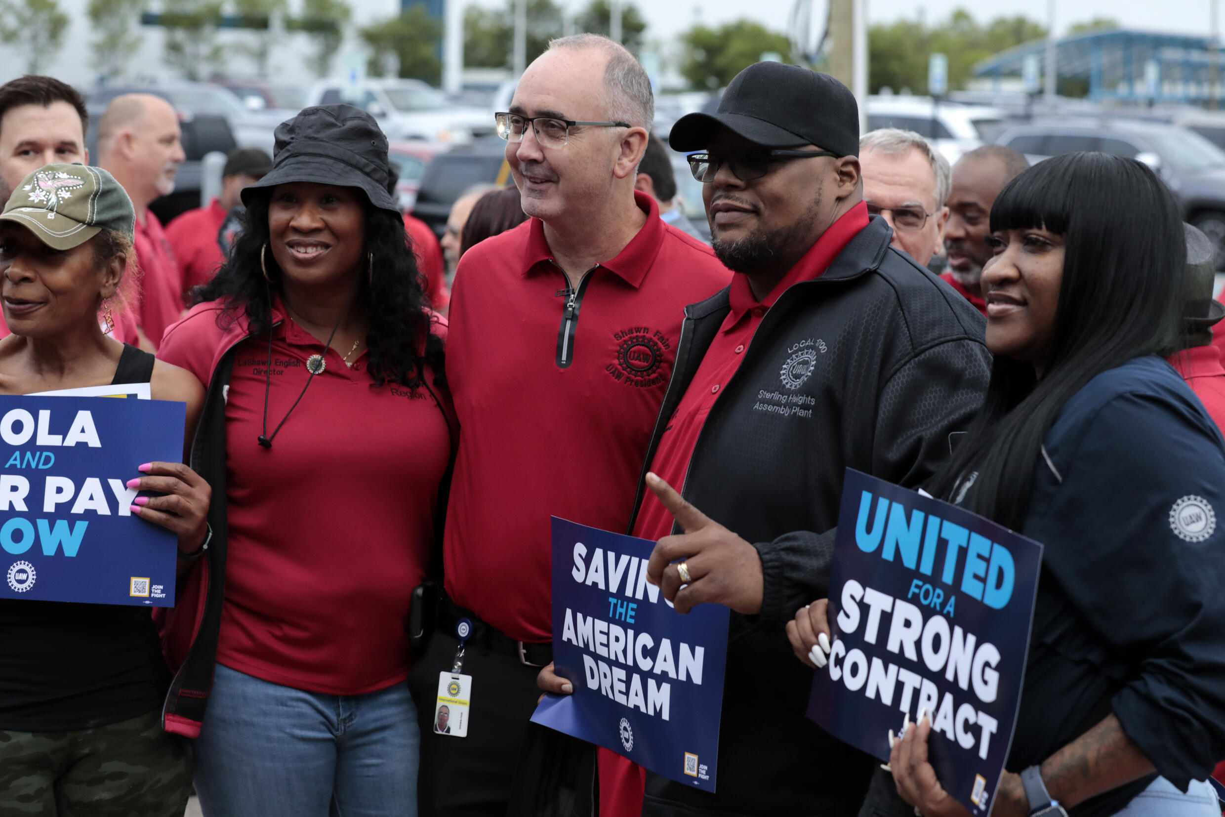 Shawn Fain (c), président du syndicat United Automobile Workers (UAW) devant l'usine d'assemblage de Stellantis, le 12 juillet 2023  à Sterling Heights, dans le Michigan