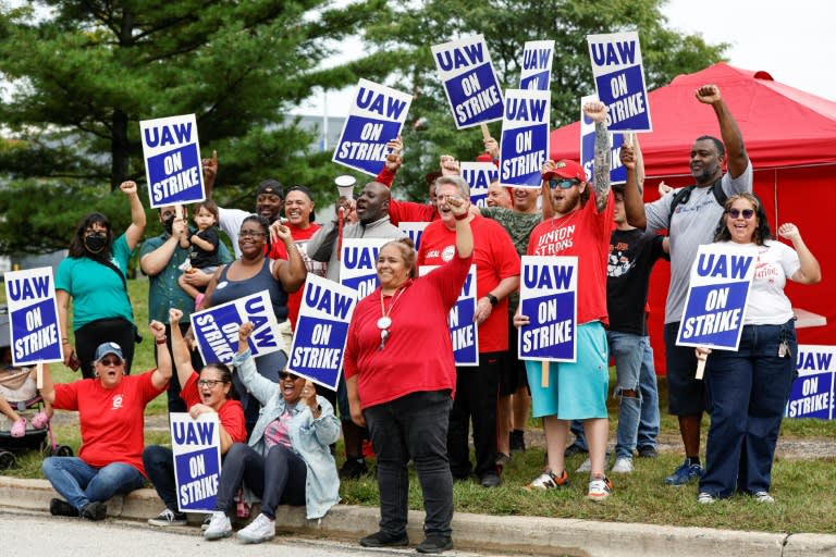 Des membres de l'UAW grévistes à Center Line, le 22 septembre 2023 dans le Michigan (KAMIL KRZACZYNSKI)