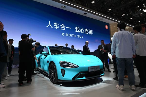 Une voiture électrique Xiaomi SU7 est présentée au salon de l'automobile de Pékin, le 25 avril 2024.