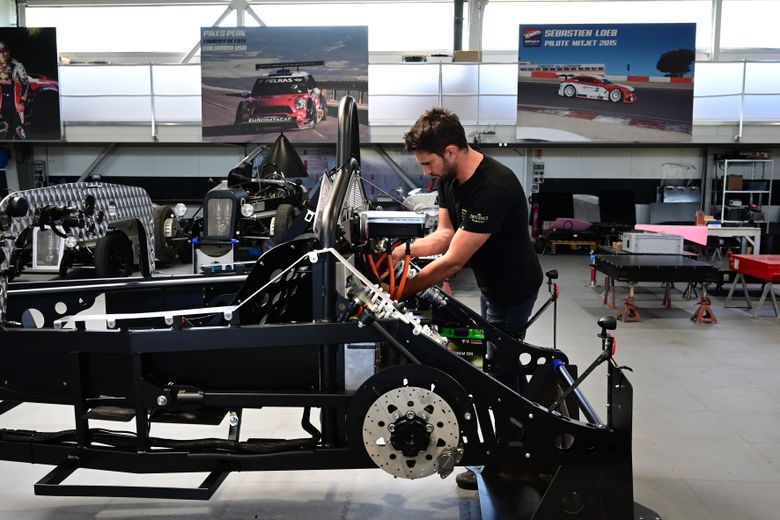 Dans l’atelier, un salarié est chargé de suivre une voiture du début jusqu’à la fin de son assemblage.